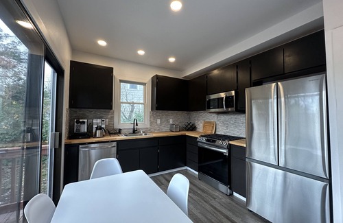 St. Helena Casa | Farmhouse Retreat Downtown Saint Helena