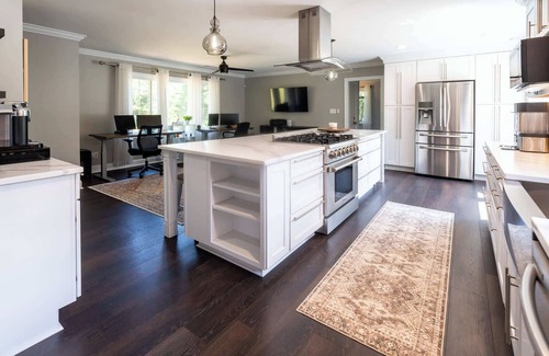 Mint Hill Apartamento | Farmhouse Retreat w/ Pond, Fire Pit, & Hot tub