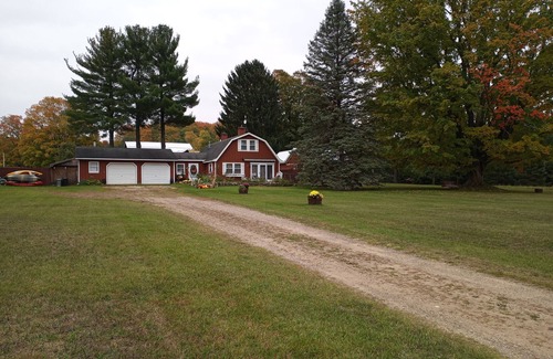 Alden Casa | Farmhouse w/hottub room close to slopes & shores!