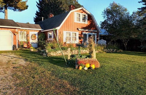 Alden Casa | Farmhouse w/hottub room close to slopes & shores!