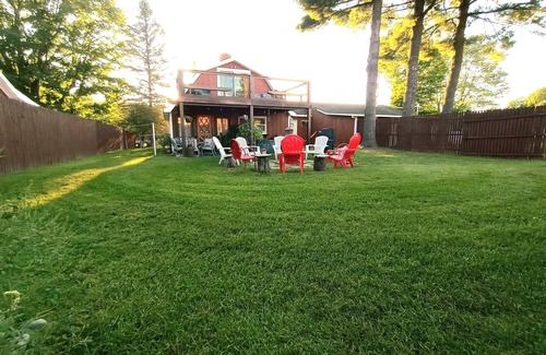 Alden Casa | Farmhouse w/hottub room close to slopes & shores!