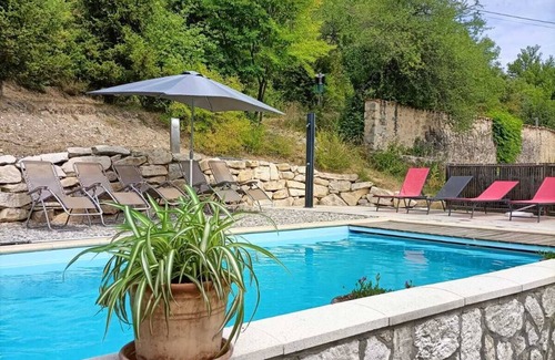 Barret-sur-Meouge Cabaña | Farmhouse with swimming pool and river nearby