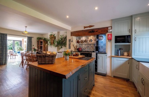 Totnes Casa | Farmhouse with Garden & Countryside Views