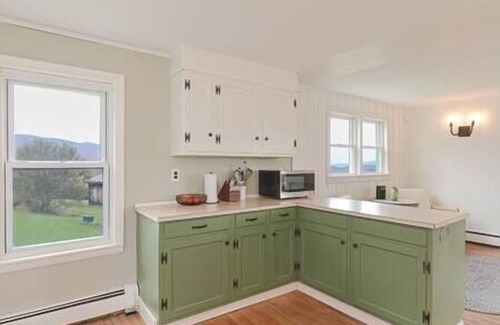 Johnson Casa | Farmhouse with Mountain Views Near Stowe/Smuggs