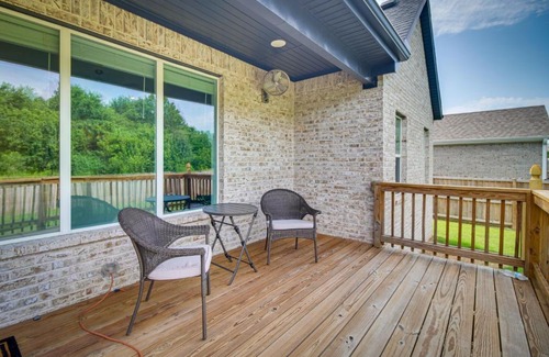 Fayetteville Casa | Fayetteville Vacation Rental with Deck and Shared Pool
