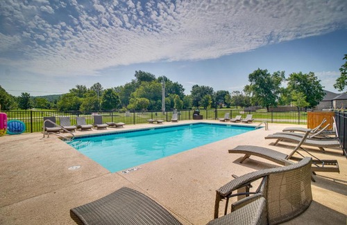 Fayetteville Casa | Fayetteville Vacation Rental with Deck and Shared Pool