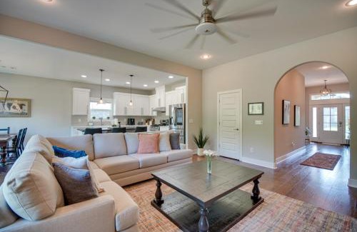 Fayetteville Casa | Fayetteville Vacation Rental with Deck and Shared Pool