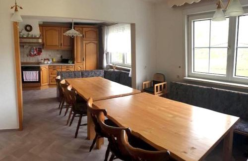 Baerenstein Casa | Ferienhaus in Bärenstein bei grünen Hügeln
