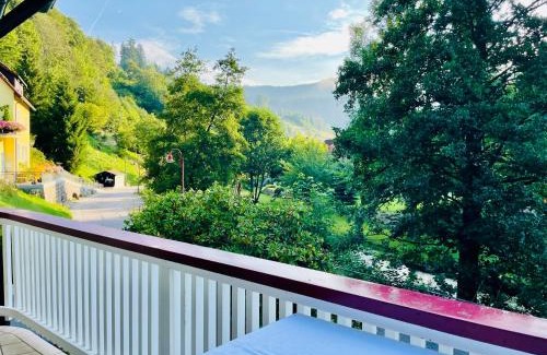 Schoenmuenzach Casa | Ferienhaus Oesterle - Idyllisches Schwarzwaldhaus am Bach mit Terrasse & Balkon