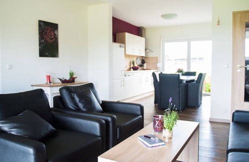 Stadtkyll Apartamento | Ferienhof - Weites - Land, amplio apartamento con terraza, jardín y parque infantil