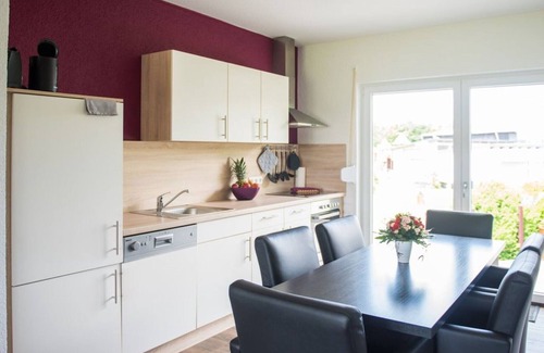 Stadtkyll Apartamento | Ferienhof - Weites - Land, amplio apartamento con terraza, jardín y parque infantil