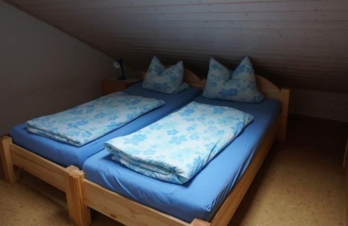 Teisendorf Apartamento | Piso superior del apartamento, para 4 personas (60 m²) 2 dormitorios, sala de estar / cocina, sala de estar, ducha / WC, balcón, lavadora
