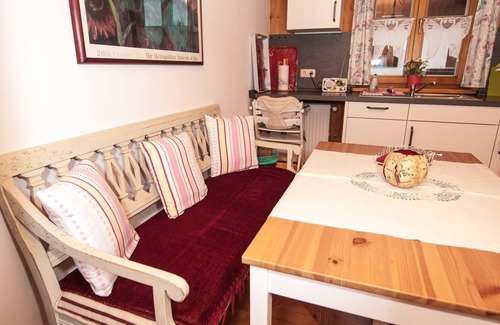 Chieming Apartamento | Apartamento en el 1er piso con terraza cubierta y vistas al lago y la montaña.
