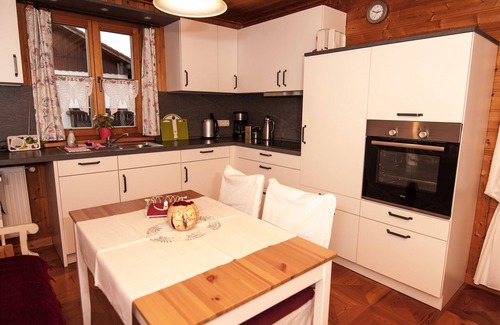 Chieming Apartamento | Apartamento en el 1er piso con terraza cubierta y vistas al lago y la montaña.