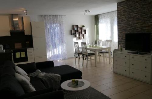 Uettingen Apartamento | Ferienwohnung Kirchberg Uettingen