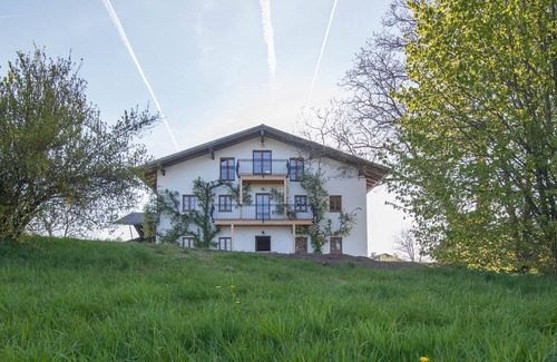 Seeon-Seebruck Apartamento | Ferienwohnung Lindlhof mit Balkon