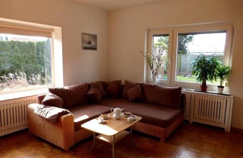 Hinte Apartamento | Ferienwohnung Wattmoi mit Terrasse und Whirlwanne
