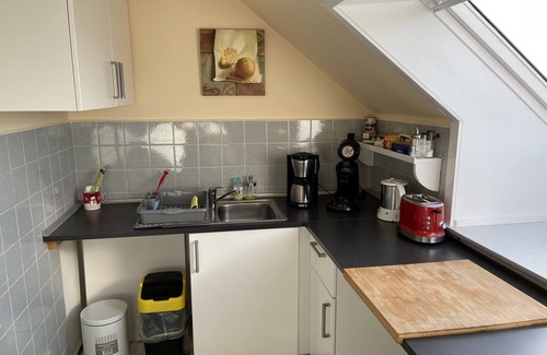 Glueckstadt Apartamento | Apartamento 'Ferienwohnung Mit Balkon' con vistas al lago, jardín compartido y Wi-Fi