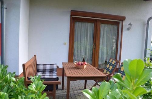 Neuendorf Apartamento | Ferienwohnung Zeesenboot mit möblierter Terrasse