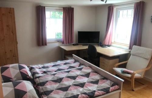 Wilhelmsdorf Apartamento | Ferienzimmer Oelhaf Zimmer in Rosé Self Check-In mit Key-Tresore