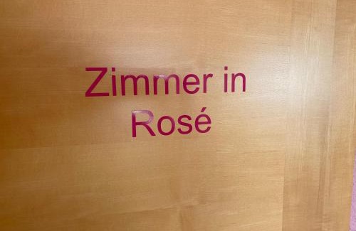 Wilhelmsdorf Apartamento | Ferienzimmer Oelhaf Zimmer in Rosé Self Check-In mit Key-Tresore