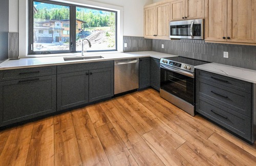 East Kootenay Chalet De Esquí | Fernie Alpine Court Chalet – Squash Court, Ski-In, Hot Tub, Panoramic Views