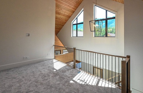 East Kootenay Chalet De Esquí | Fernie Alpine Court Chalet – Squash Court, Ski-In, Hot Tub, Panoramic Views