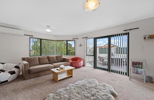 Welcome Bay Casa | Fernwood Escape - Tauranga Holiday Home