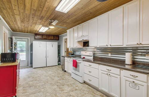 Ferriday Casa | Ferriday Lakehouse w/ Private Dock, Deck, & Yard!