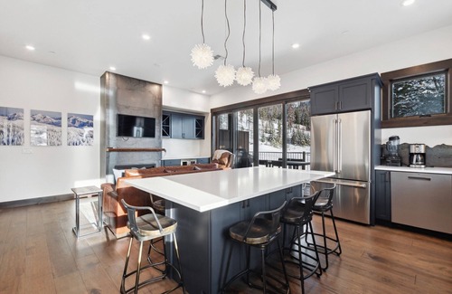 Whitefish Chalet De Esquí | Festive Stays Available! Stunning Chalet off Chair 3! Hot tub! Fitness Center!