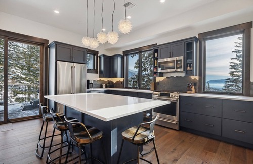 Whitefish Chalet De Esquí | Festive Stays Available! Stunning Chalet off Chair 3! Hot tub! Fitness Center!