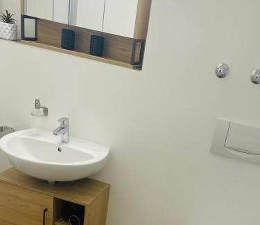 Bad Griesbach-Therme Apartamento | FeWo 13 - Appartement im Rottalblick - Elegant und ruhig wohnen, Tiere willkommen, Bademantelgang zur Therme, TV, Boxspringbett, Balkon inkl Garage u Kurtaxe