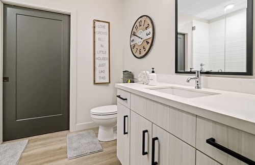 Manhattan Condominio | Fieldhouse | MHK - A Colbert Hills Luxury Retreat