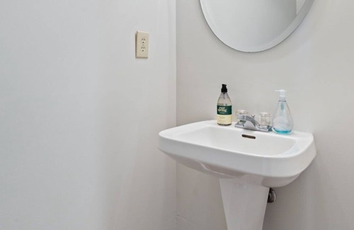 Westfield Casa | Fieldstone Retreat - Minutes from Grand Park!