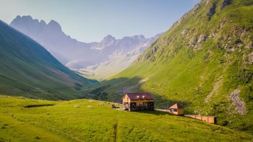 Roshka Hotel | Fifth Season