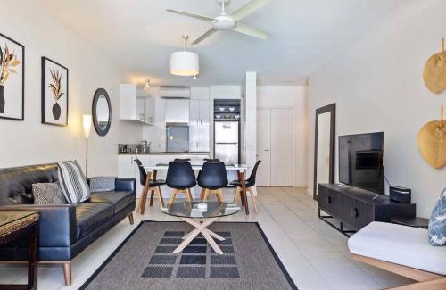 Palm Cove Apartamento | Fig Oasis—Poolside Resort Living at The Beach Club