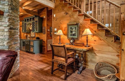 McCaysville Cabina | Fightingtown Creek Retreat - Pet Friendly, Steps to Creek, Hot Tub