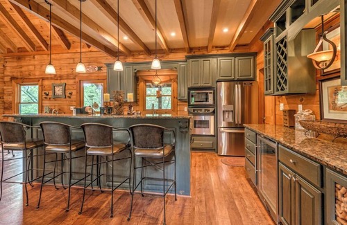 McCaysville Cabina | Fightingtown Creek Retreat - Pet Friendly, Steps to Creek, Hot Tub