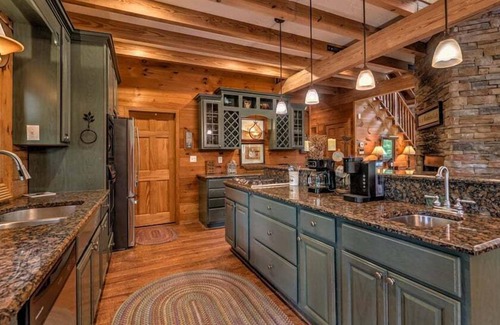 McCaysville Cabina | Fightingtown Creek Retreat - Pet Friendly, Steps to Creek, Hot Tub