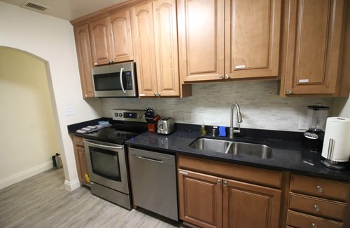 Little Ranches Apartamento | Fillmore Suite A: espaciosa / lavandería / 2br / cocina gourmet / Wi-Fi / TV OLED de 55 "