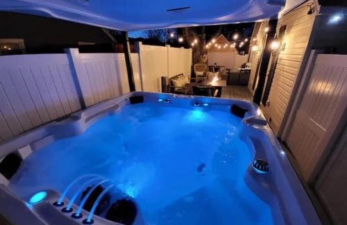 Heber Casa | Film-featured sleeps 18 hot tub fire pit decks