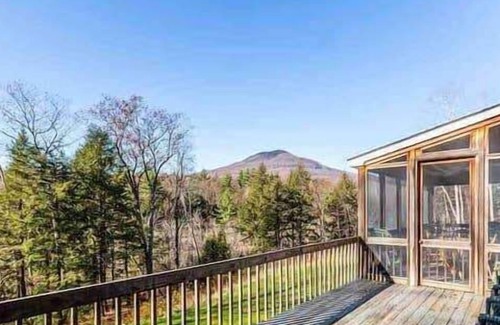 Manchester Center Casa | Spacious 7-Bedroom Home in Charming Manchester w/ Fireplace, HotTub, & Mtn Views