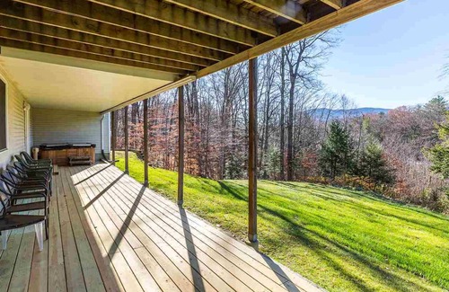 Manchester Center Casa | Spacious 7-Bedroom Home in Charming Manchester w/ Fireplace, HotTub, & Mtn Views