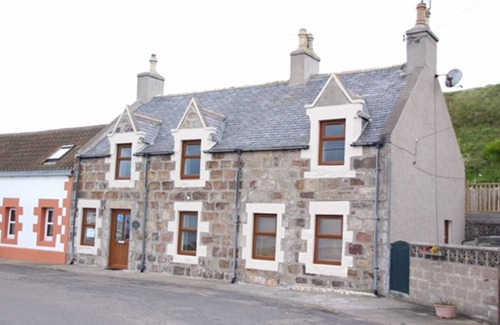 Buckie Casa | Findochty, Beachfront Cottage, 5 The Hythe, fisherman’s cottage on the seashore