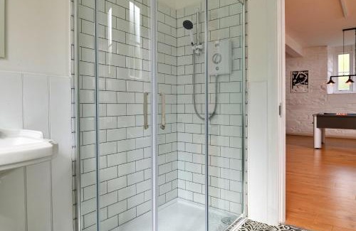 Dinas Mawddwy Casa | Finest Retreats - Luxury Converted Chapel with Hot Tub & Games Room