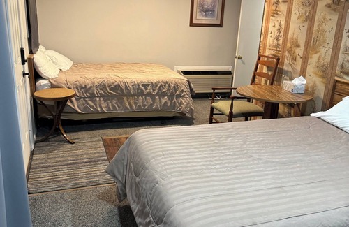 Downs Hotel | Fins N Feathers Lodge - Two Queen Beds