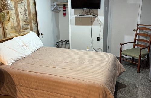 Downs Hotel | Fins N Feathers Lodge - Two Queen Beds