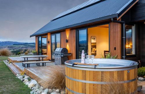 Te Anau Casa | Fiordland Eco-Retreat - Panoramic Views - Hot Tub