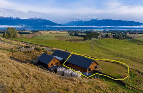 Te Anau Casa | Fiordland Eco-Retreat - Panoramic Views - Hot Tub