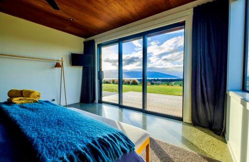 Te Anau Casa | Fiordland Eco-Retreat - Panoramic Views - Hot Tub